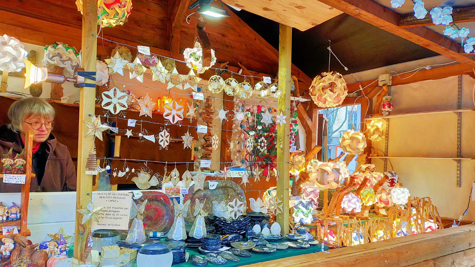 Lire la suite à propos de l’article « Notre présence, c’est ce qui leur permet de vivre » : à Lyon, le marché de Noël fait son plein