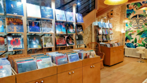 Lire la suite à propos de l’article « Le vinyle permet de découvrir la musique autrement » : le Tiki Vynil Store, la passion du disque comme moteur