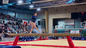 Lire la suite à propos de l’article Gymnastique – Djenna Laroui brille, mais Lyon devra jouer sa survie en Top 12