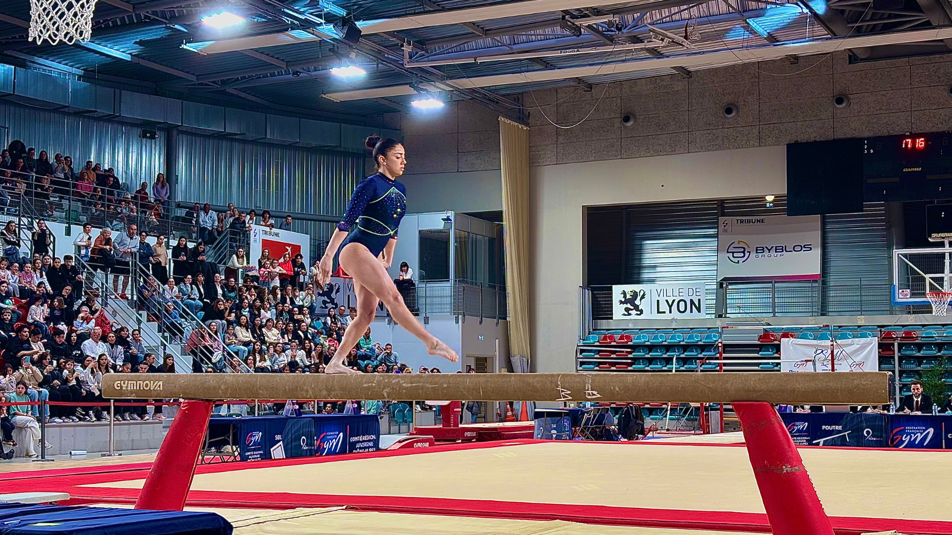 Lire la suite à propos de l’article Gymnastique – Djenna Laroui brille, mais Lyon devra jouer sa survie en Top 12
