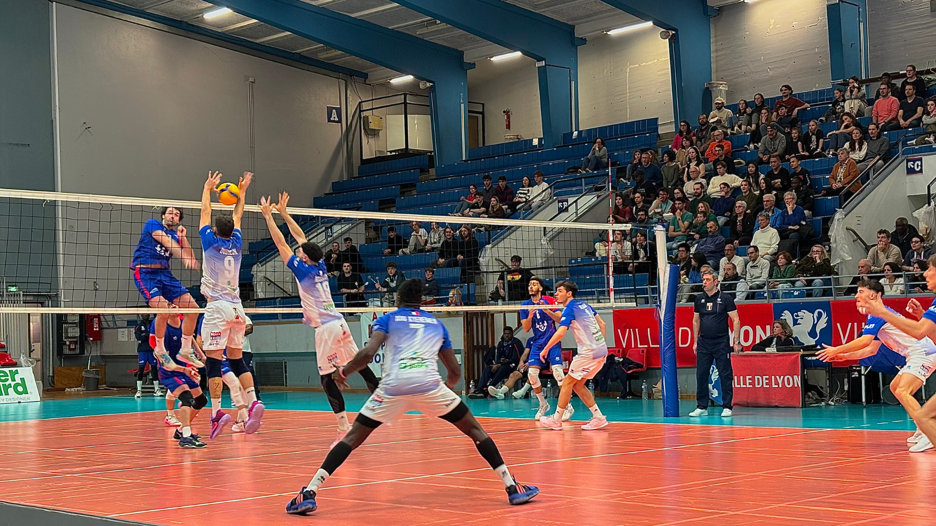 Lire la suite à propos de l’article Volleyball – Méconnaissable, l’Asul chute face à Villejuif